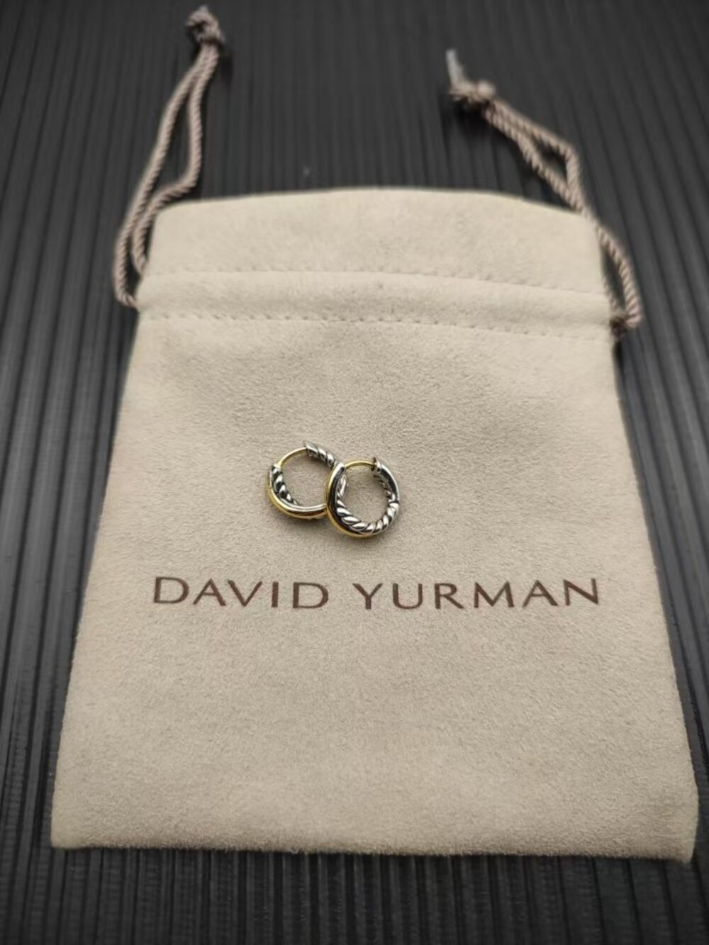 🎈David Yurman's twisted single-strand earrings